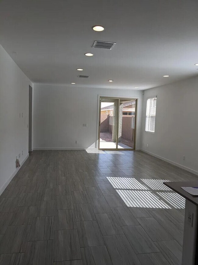 Building Photo - 2250 E Kelly Dr