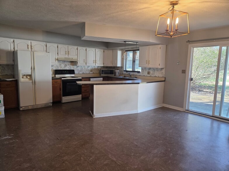 Building Photo - 2600 Fairway Dr