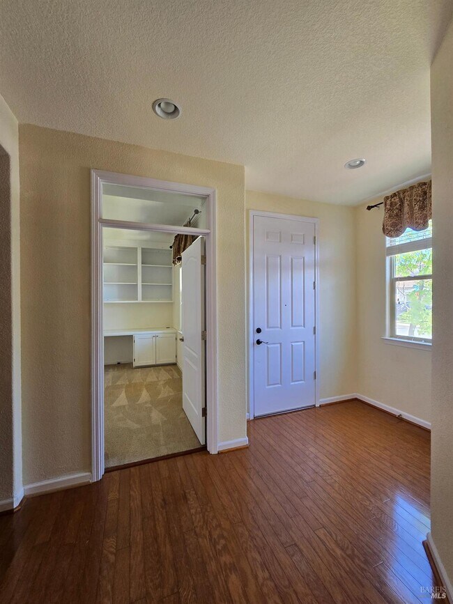 Building Photo - 548 White Pine St