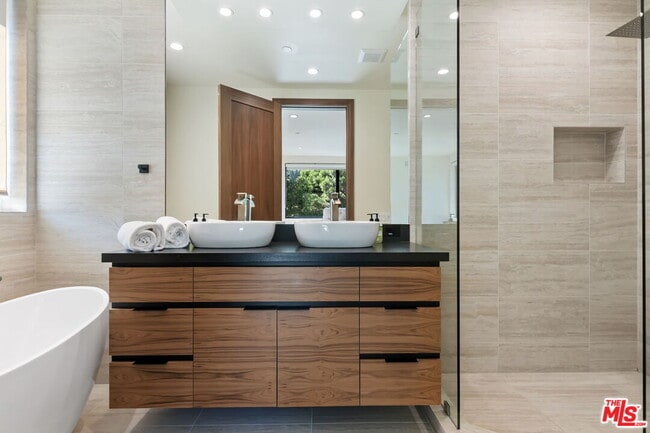 Building Photo - 3843 Rambla Pacifico St