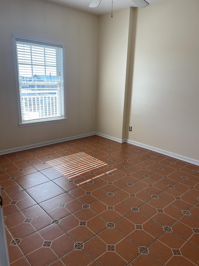 Building Photo - 102 Williams St