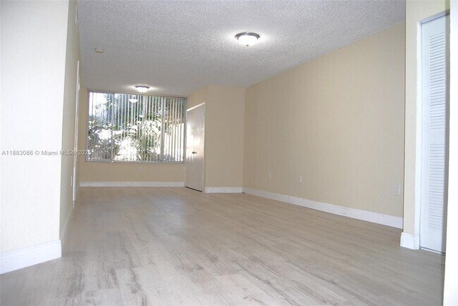 Building Photo - 2820 N Oakland Forest Dr