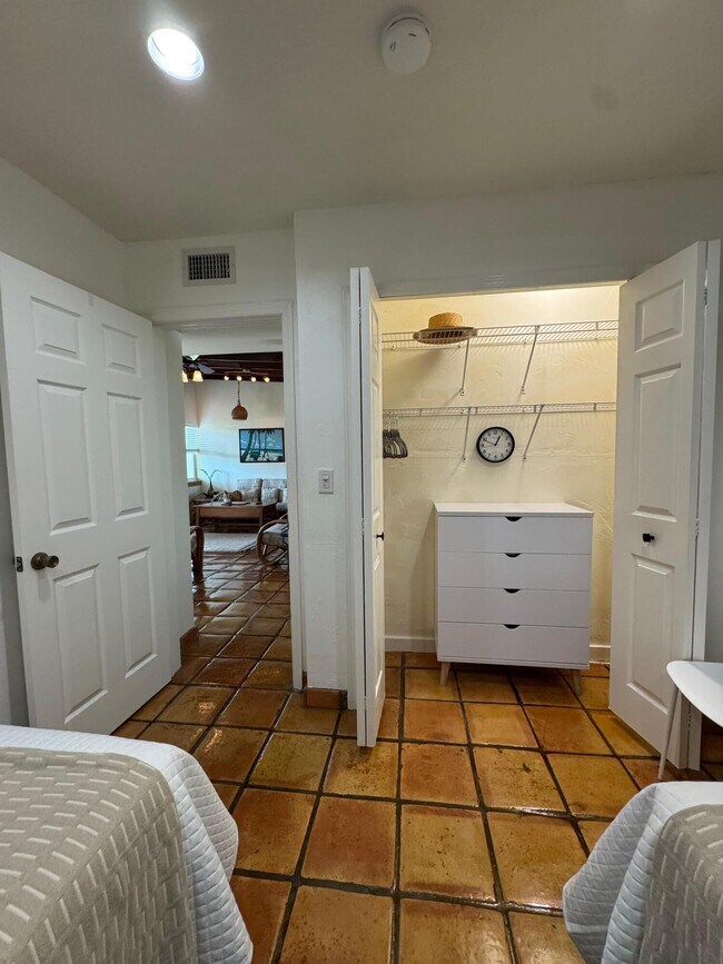 Building Photo - 256 E 24th St