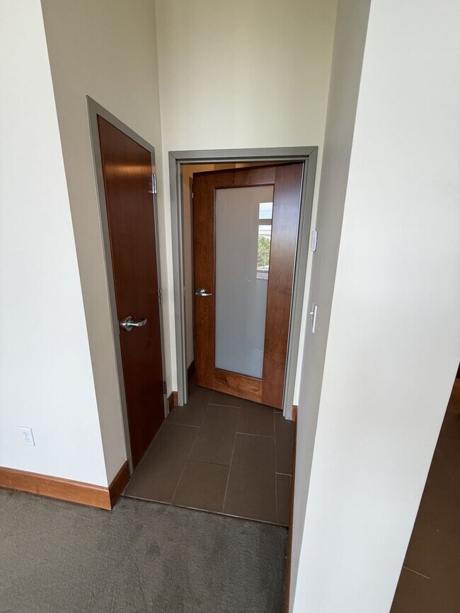 Building Photo - Luxury Apartment