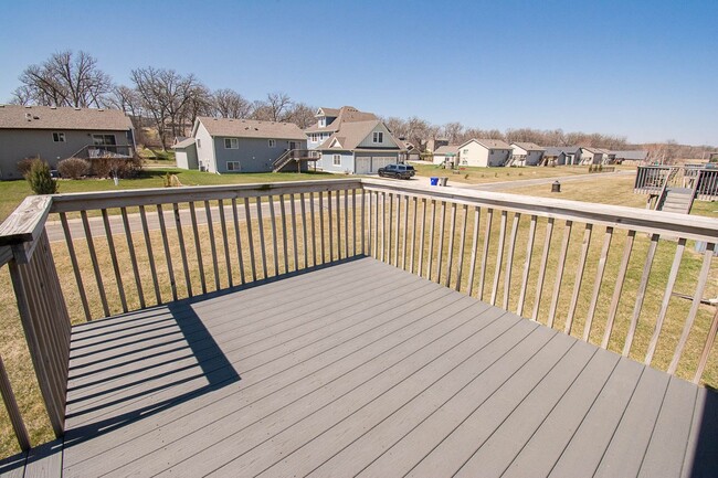 Building Photo - Move-In Ready NW Rochester Home with Finished Lower Level