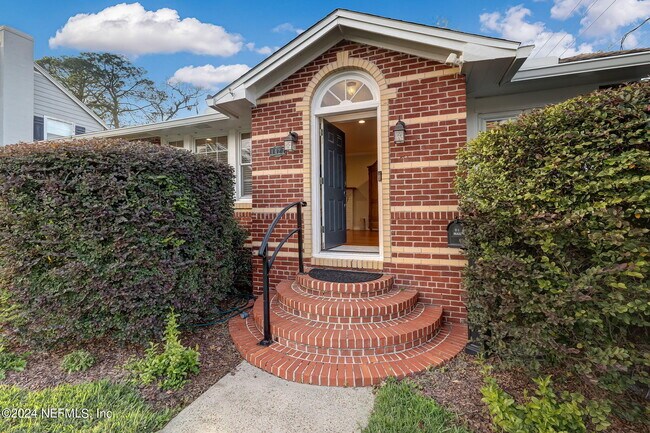 Building Photo - 1427 River Oaks Rd