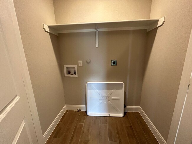 Building Photo - Large Fenced in Backyard in NBISD /Walk to Kraft Park /  Fridge Included  / Pet Friendly / Off Co...