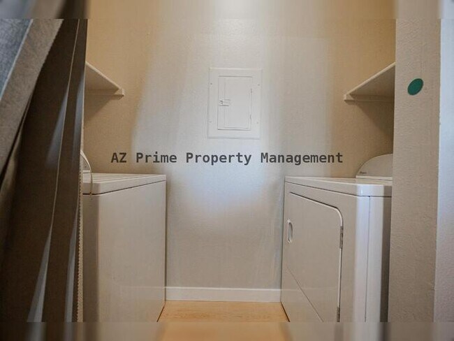 Building Photo - 1880 E Morten Ave