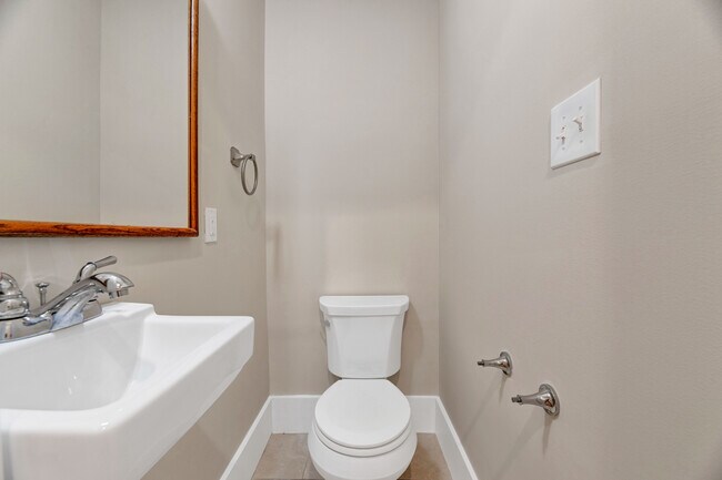 Building Photo - 1346 Kenyon St NW