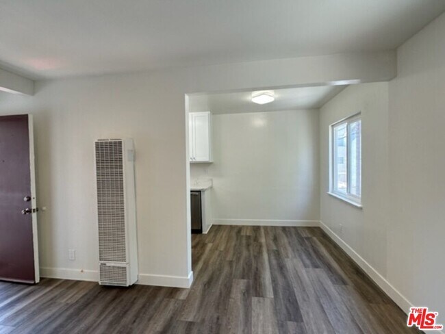 Building Photo - 517 S Kenmore Ave