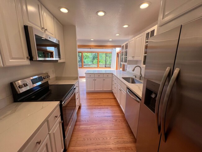 Building Photo - SPACIOUS 4-BEDROOM, 3 BATH HOME ON CORNER ...