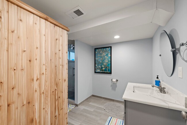 Building Photo - Spacious 4-Bedroom Mid-Century Home in Vie...
