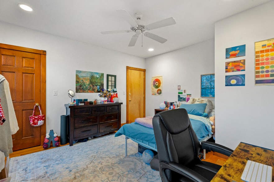 Bedroom w/ Ceiling fan - 35 Eld St