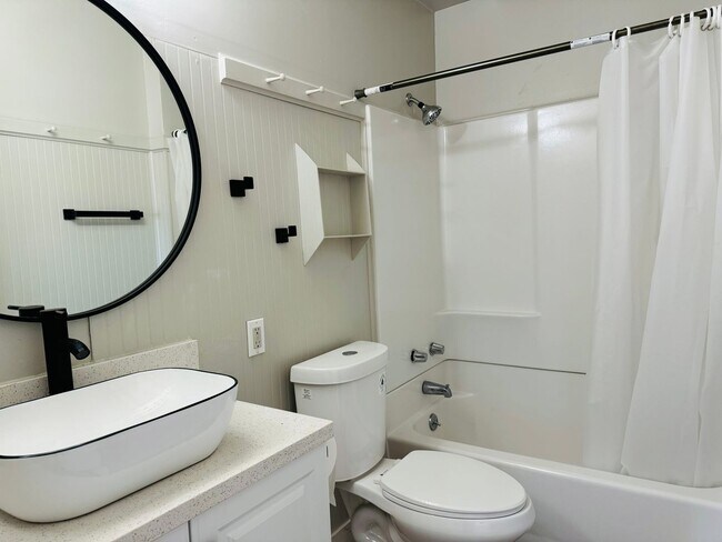 Building Photo - Spacious 3 Bedroom, 2 Bathroom Home with S...