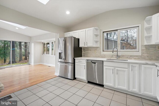 Building Photo - 7700 Hamilton Spring Rd