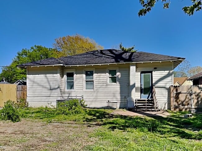 Building Photo - 815 N Watkins St