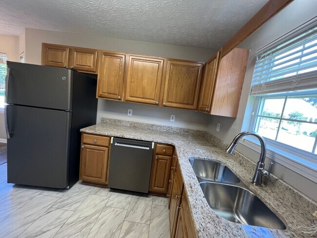 Building Photo - Super Cute 3/2 in Sevierville Close to everything!