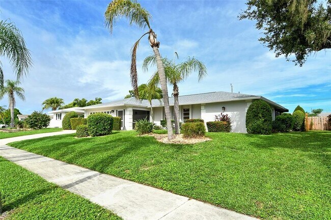 Building Photo - 6722 Roxbury Dr