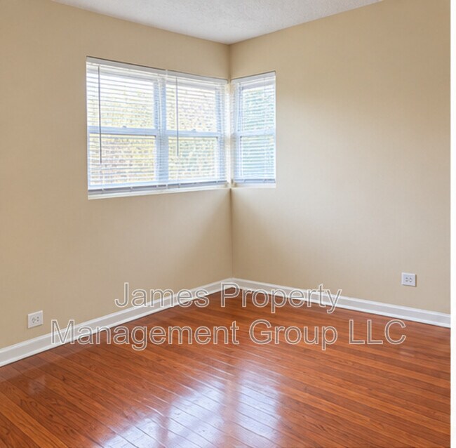 Building Photo - 458 Oak St