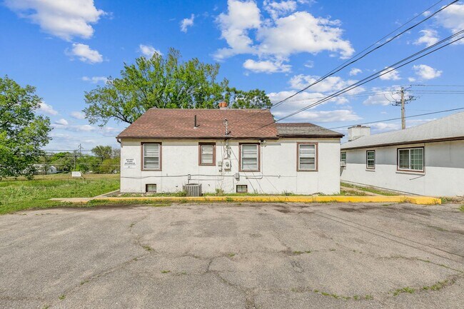 Building Photo - 1728 N Hillside St