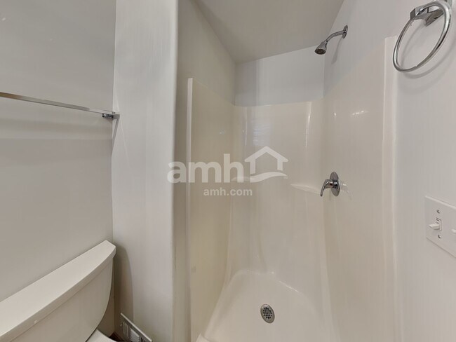 Building Photo - 2006 Oak Forest Dr