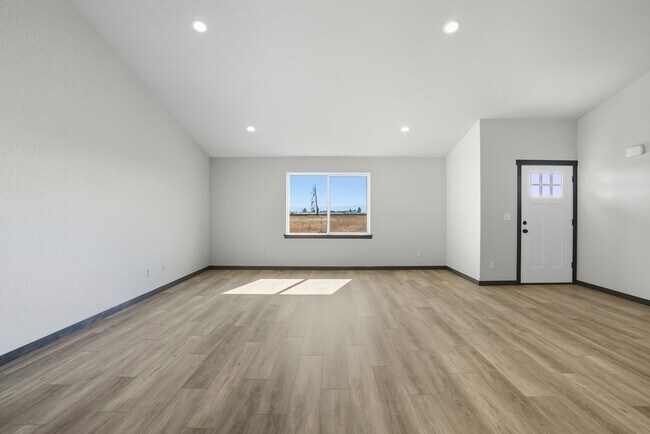 Building Photo - 11557 Railway Ave