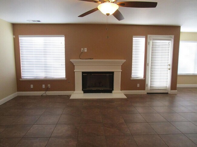 Building Photo - Like Brand New 4 Bedroom 3 Bath Beautiful ...