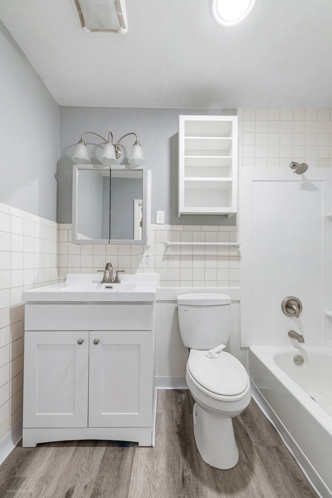 Building Photo - 1703 Pinewood Ln