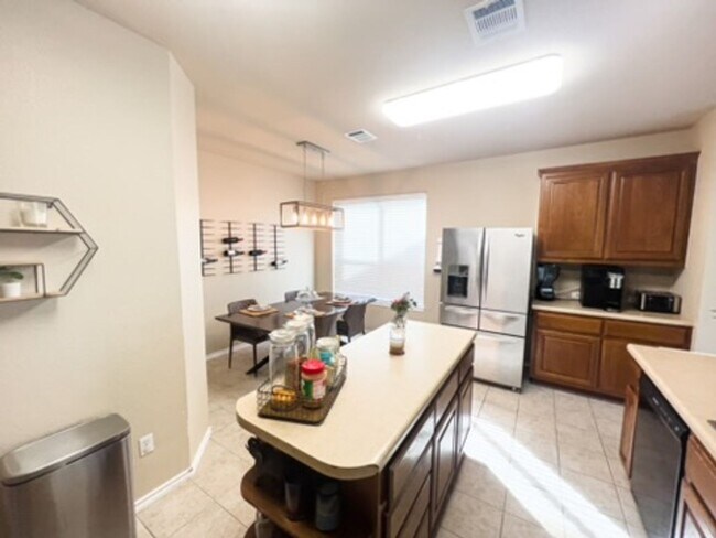 Building Photo - Large Pflugerville 4-bedroom/2.5 Bath Home in the Villages of Hidden Lake