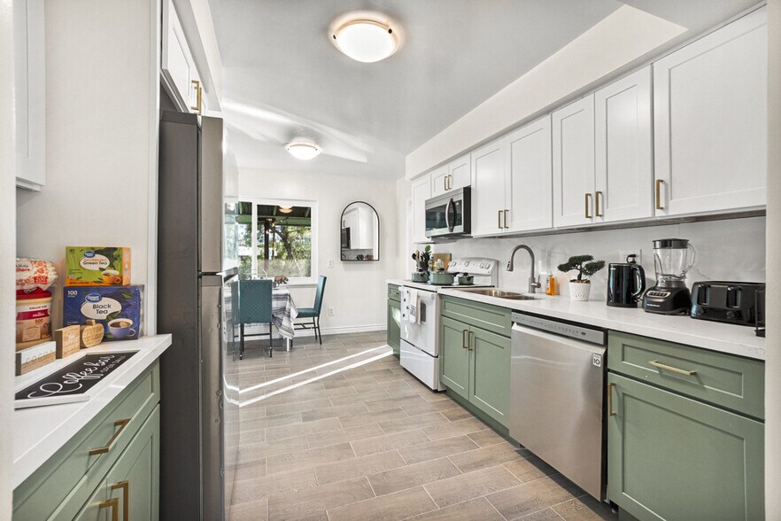 Building Photo - 4989 Randlett Dr