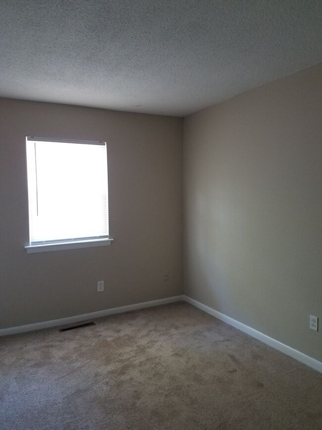 Building Photo - This spacious 3 bedroom 2.5 bathroom townh...