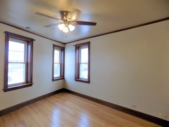 Building Photo - 328 Green Bay Rd