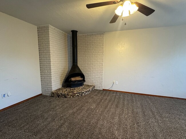 Building Photo - 6954 SW Forest- New Year move in special- ...