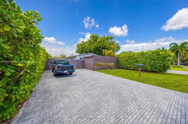 Building Photo - 707 NE 22nd Dr