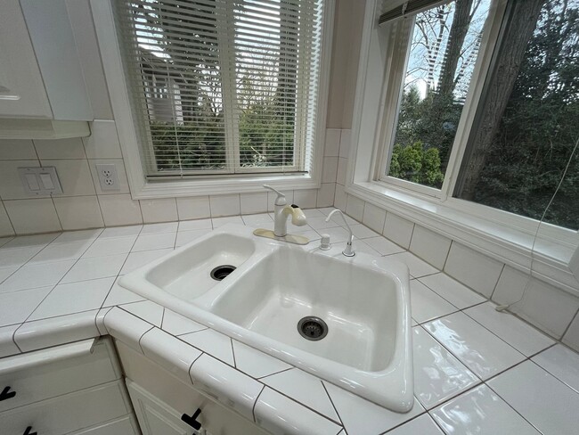 Building Photo - Clackamas Ranch 3 bedroom 2 bathroom - W/D...