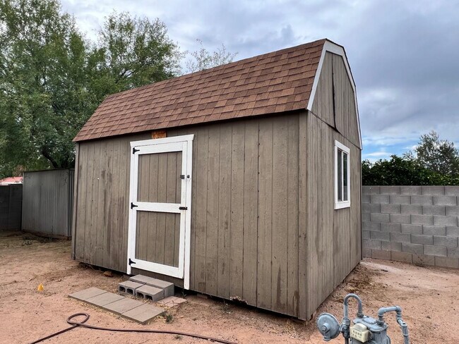 Building Photo - 7826 E Juanita Ave