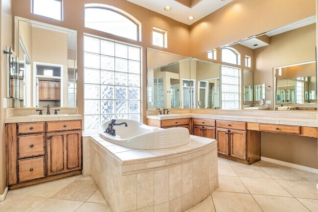 Building Photo - Stunning 4-bedroom, 3-bathroom home located in the desirable Scottsdale, AZ with a Casita! *RENT ...