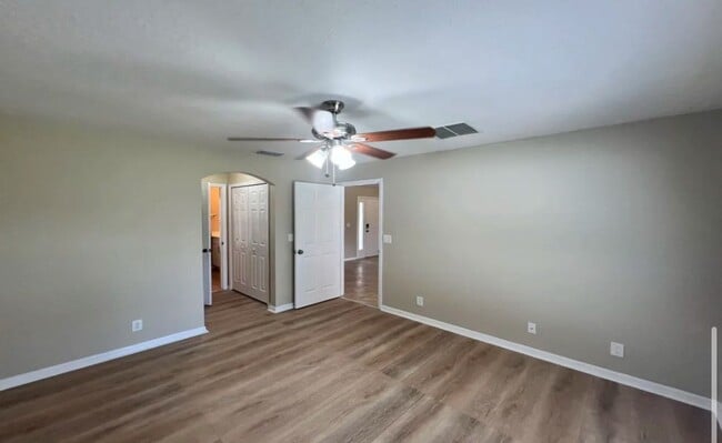 Building Photo - 1905 SW Fears Ave