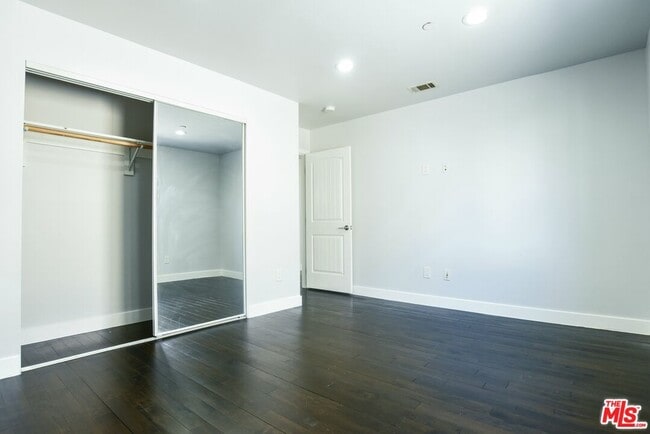 Building Photo - 2114 S Ridgeley Dr