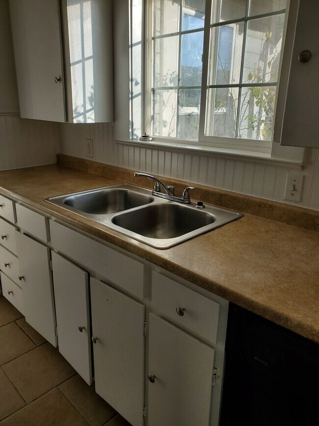 Building Photo - Downtown Charmer