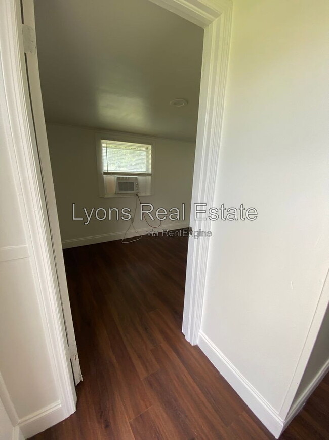 Building Photo - 717 Burdick Ave