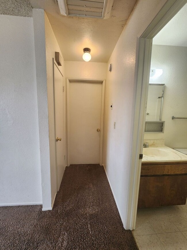 Building Photo - Corner Lot 2 Bedroom w/ 2 Car Garage