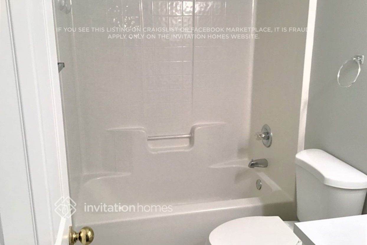 Building Photo - 2030 Stratford Pointe Dr