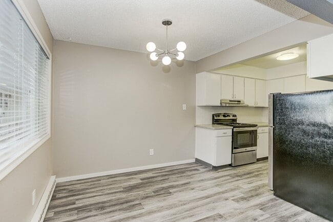 Building Photo - Off SE Belmont: Mid-Century 2Bdr w/ Parkin...