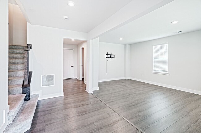 Building Photo - 3 bedroom, 2.5 bath Middletown end unit townhome