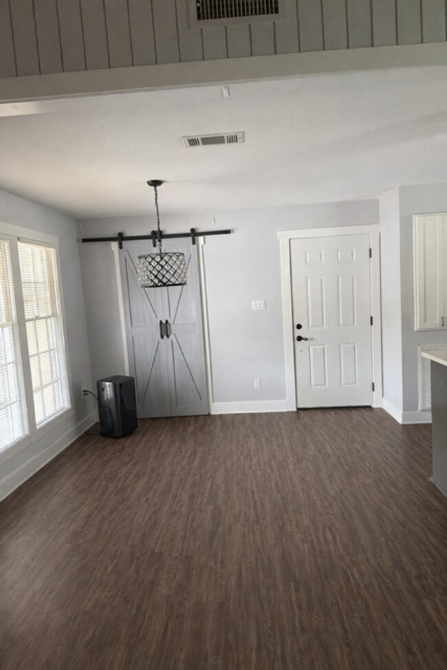 Building Photo - 902 N Texas St