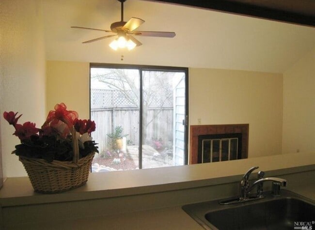 Building Photo - Coming Soon! 2 bed 2 bath Windsor Townhouse!