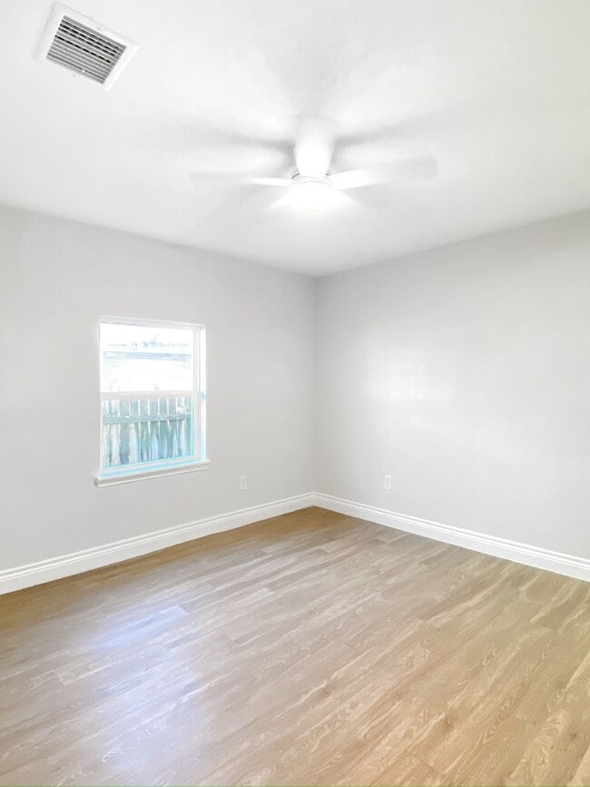 Building Photo - 810 Avenue D