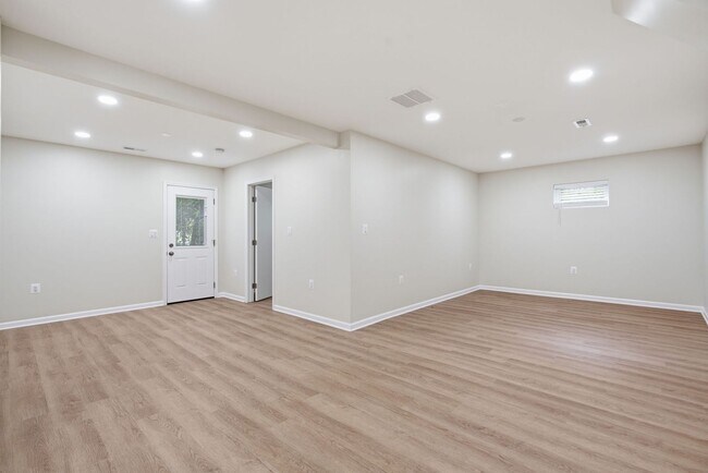 Building Photo - 18 Grandin Cir