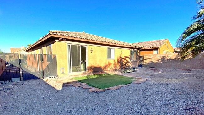 Building Photo - Great single story home 4 beds 3 baths in ...